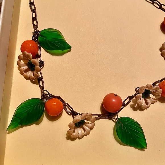 Vintage brass? Leaf and flower necklace. Stunning and simple. - Picture 2 of 8